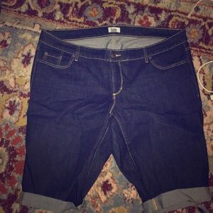 Old navy Bermuda shorts 20w good used condition